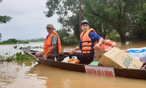 Những chuyến đò cấp cứu giữa rốn lũ